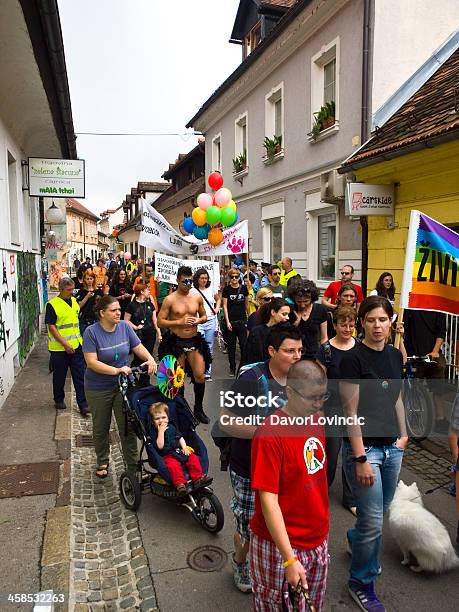 Gay Pride - Fotografie stock e altre immagini di Adulto - Adulto, Camminare, Città