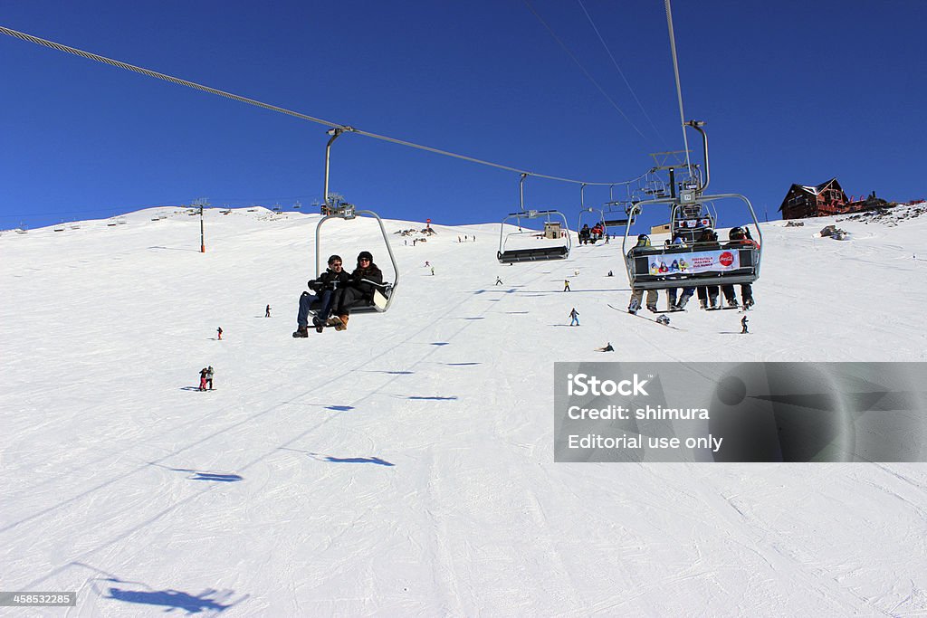 Personas con silla de filtro en la estación de esquí de CERRO CATEDRAL - Foto de stock de Agua libre de derechos