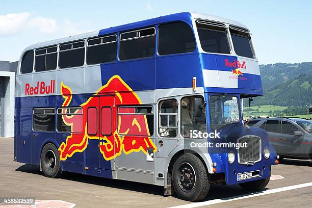 Red Bull Typowe London Autobus Dwupoziomowy - zdjęcia stockowe i więcej obrazów Red Bull - Red Bull, Autobus, Autobus dwupoziomowy