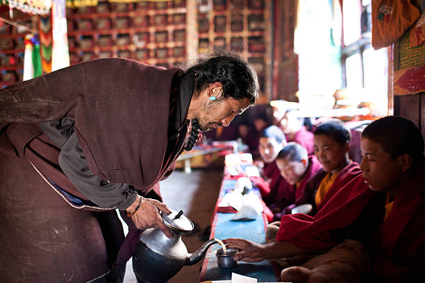 tibetano té durante puja ceremonia - buddhist puja fotografías e imágenes de stock
