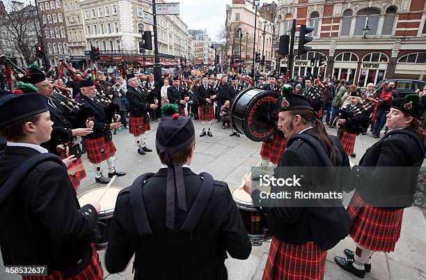 Scottish Pipers - Fotografias de stock e mais imagens de Ao Ar Livre - Ao Ar Livre, Arte, Cultura e Espetáculo, Bar - Local de entretenimento