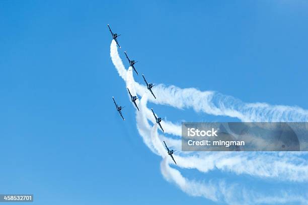 Брейтлинг Jet Группы Под Королевский Голубой — стоковые фотографии и другие картинки Breitling - Breitling, F-16 Файтинг Фалкон, Авиационное крыло