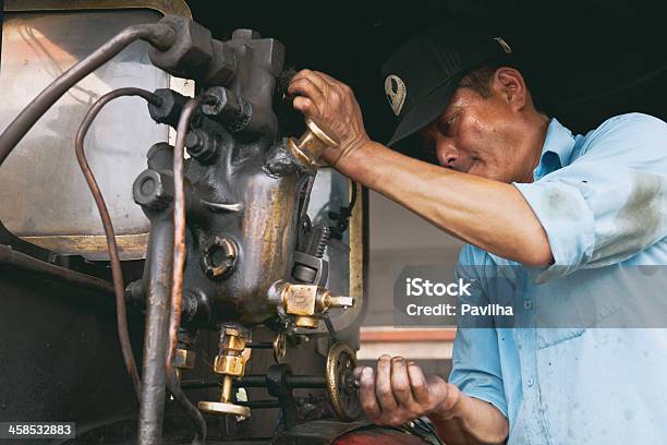 Driver De Motor De Vapor En Tren De Juguete Antiguo En Darjeeling India Foto de stock y más banco de imágenes de Locomotora