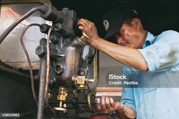蒸気エンジンドライバの古いおもちゃの列車でダージリンインド - 機械工のストックフォトや画像を多数ご用意 - 機械工, 機関車, 蒸気機関車