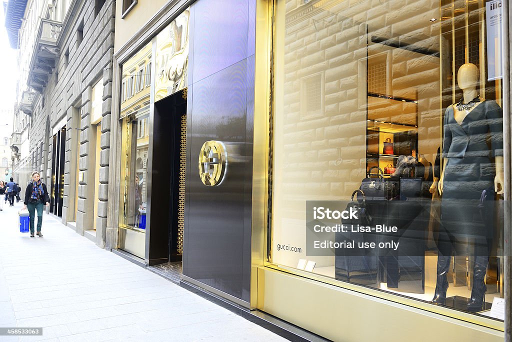 Gucci Houte moda finestra di visualizzazione - Foto stock royalty-free di Abbigliamento