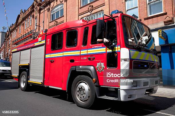 Feuerwehrauto In Town Centre Stockfoto und mehr Bilder von Ausrüstung und Geräte - Ausrüstung und Geräte, Berufsfahrer, Bewegung