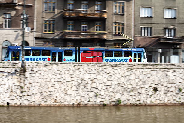 트램 실행 강 근처에 sarajevo - railroad track cable car sarajevo electric vehicle 뉴스 사진 이미지