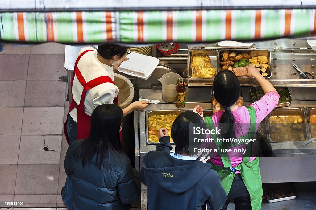 Chinesisches Essen bestellen von fast-food-Marktstand Hong Kong - Lizenzfrei Abwarten Stock-Foto