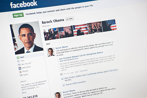 o presidente barack obama página em facebook.com - facebook social gathering log on communication imagens e fotografias de stock