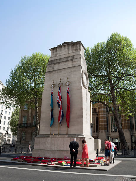 les visiteurs, le cénotaphe de whitehall - cenotaph photos et images de collection