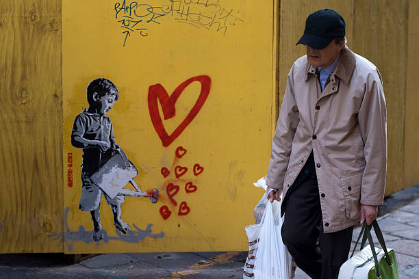 arte de rua em bolonha, itália - symbols of peace fotos imagens e fotografias de stock