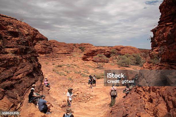 Photo libre de droit de Kings Canyon À Pied De Lamphithéâtre banque d'images et plus d'images libres de droit de Alice Springs - Alice Springs, Amphithéâtre, Australie