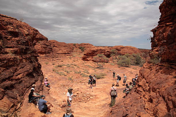 kanion króli spaceru w amphitheatre - alice springs australian culture desert kings canyon zdjęcia i obrazy z banku zdjęć