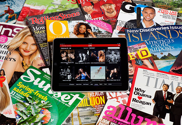 ipad avec des magazines - ipad apple computers digital tablet editorial photos et images de collection