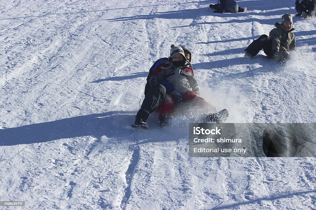 Crianças deslizando para baixo na neve Montanhas em Andes - Royalty-free Acima Foto de stock