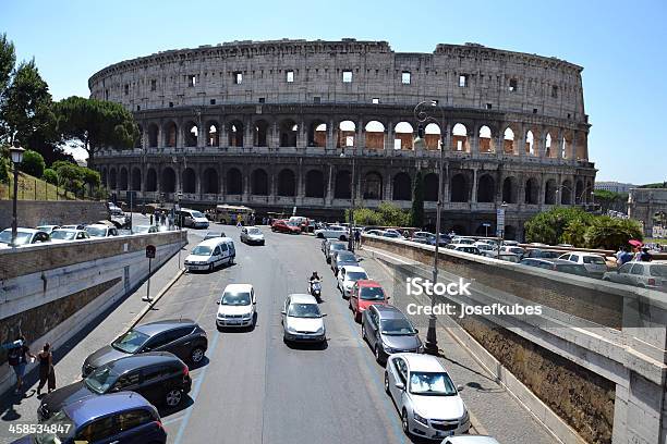 Inclinarse Colosseum - Fotografias de stock e mais imagens de Anfiteatro - Anfiteatro, Antigo, Antiguidade