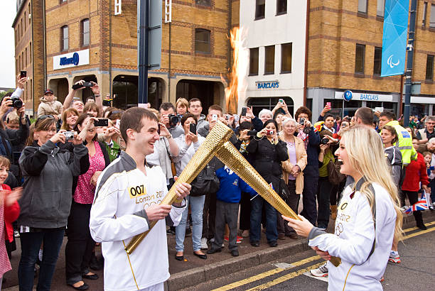 олимпийский факел 2012 г. - olympic torch стоковые фото и изображения