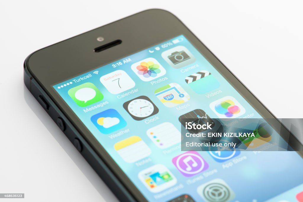 Nuovo Apple iOS 7 sistema operativo per iPhone 5 - Foto stock royalty-free di Apple Computers
