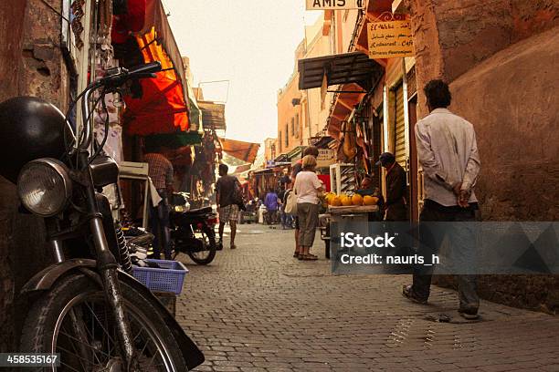 Уличный Рынок В Марракеш Марокко — стоковые фотографии и другие картинки Арабеска - Арабеска, Аравия, Архитектура