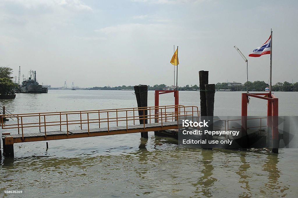 Pontoon sobre o rio Chao Phraya - Foto de stock de Amarelo royalty-free