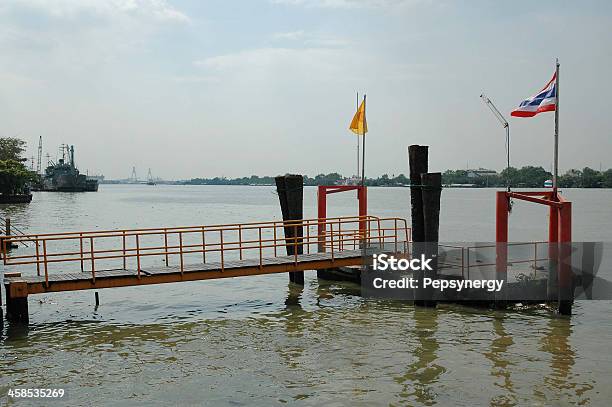 Foto de Pontoon Sobre O Rio Chao Phraya e mais fotos de stock de Amarelo - Amarelo, Ancorado, Atividade