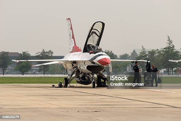 Usaf Thunderbirds Arrivare Preparato Per Prendere Il Volo - Fotografie stock e altre immagini di Accanto