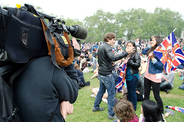 royal festa de casamento em londres - nobility wedding crowd british flag - fotografias e filmes do acervo