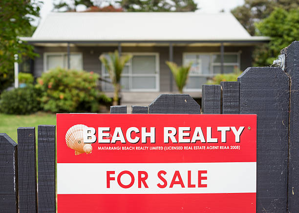 praia sinal de imóveis para venda - house detached house building exterior outdoors imagens e fotografias de stock