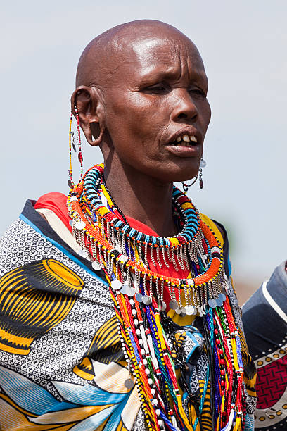 masajowie kobieta taniec i śpiewać w village - masai africa dancing african culture zdjęcia i obrazy z banku zdjęć