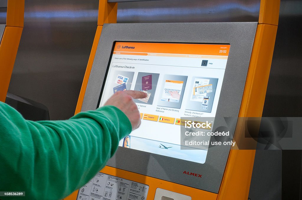 Operação Lufthansa eletrônico de check-in de autoatendimento máquina de venda - Foto de stock de Check-in Automático royalty-free