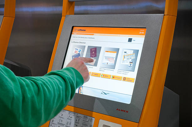 utilizar lufthansa electrónicos de auto verificação na máquina de bilhetes - self service check in passenger people frankfurt imagens e fotografias de stock