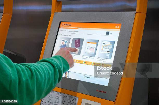 Foto de Operação Lufthansa Eletrônico De Checkin De Autoatendimento Máquina De Venda e mais fotos de stock de Check-in Automático