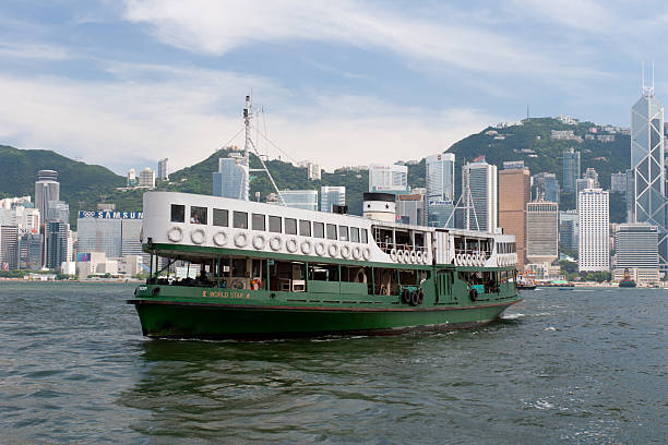 traghetto star con skyline di hong kong - admiralty bay foto e immagini stock