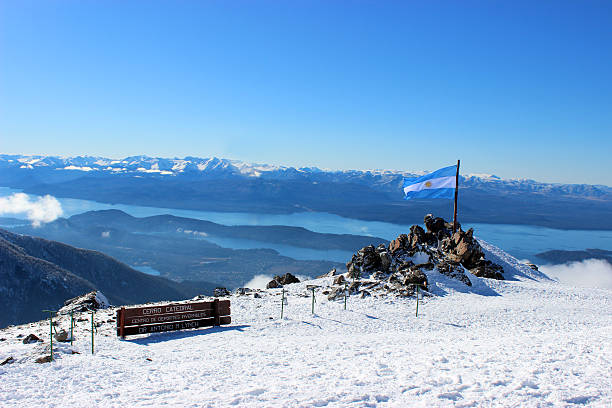 drapeau de l'argentine et le ciel bleu à des andes de patagonie - perfect day photos et images de collection