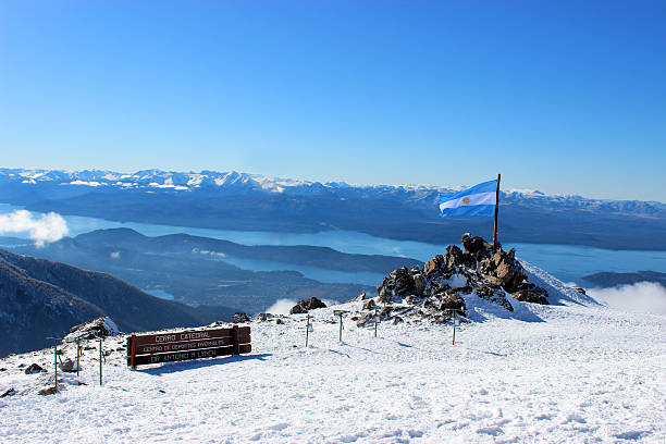 bandiera dell'argentina e cielo blu a ande-patagonia - cerro catedral foto e immagini stock