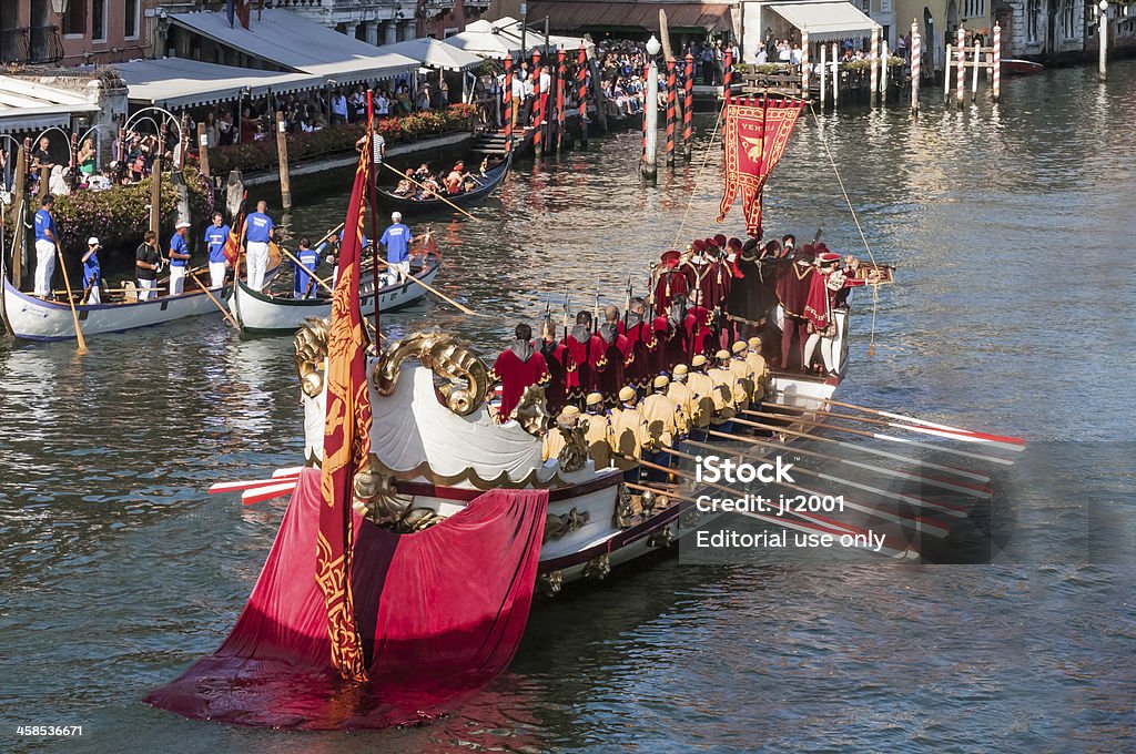 La histórica ciudad de Venecia Warship une procesión de antigüedades de los vasos - Foto de stock de 2013 libre de derechos