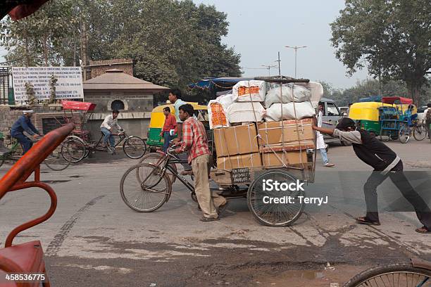 Merci Sul Mercato - Fotografie stock e altre immagini di Bambino di strada - Bambino di strada, India, Adulto