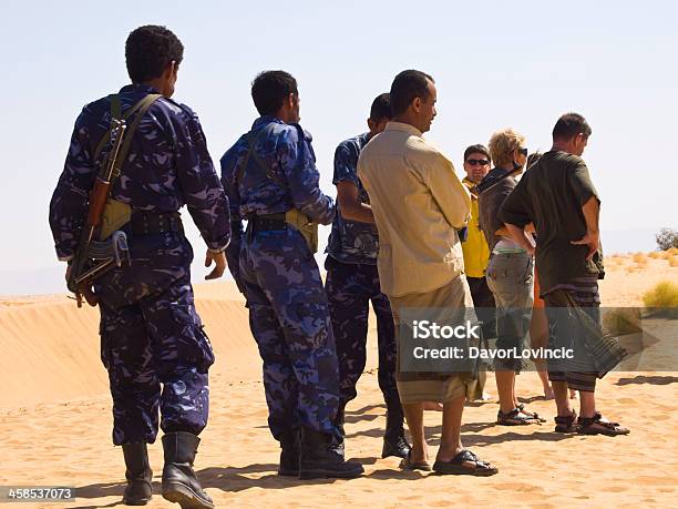 Foto de Andando No Deserto e mais fotos de stock de Adulto - Adulto, Areia, Arábia