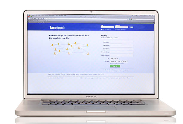 facebook のウェブサイトは、ノートパソコン - apple macintosh facebook laptop computer ストックフォトと画像