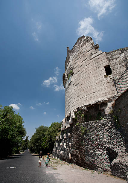 caecilia metella en la vía apia o vía appia antica - caecilia metella fotografías e imágenes de stock