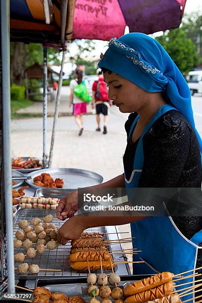 Foto de Bela Comida Tailandesa Fornecedor e mais fotos de stock de Adulto - Adulto, Alimentação Não-saudável, Almôndegas