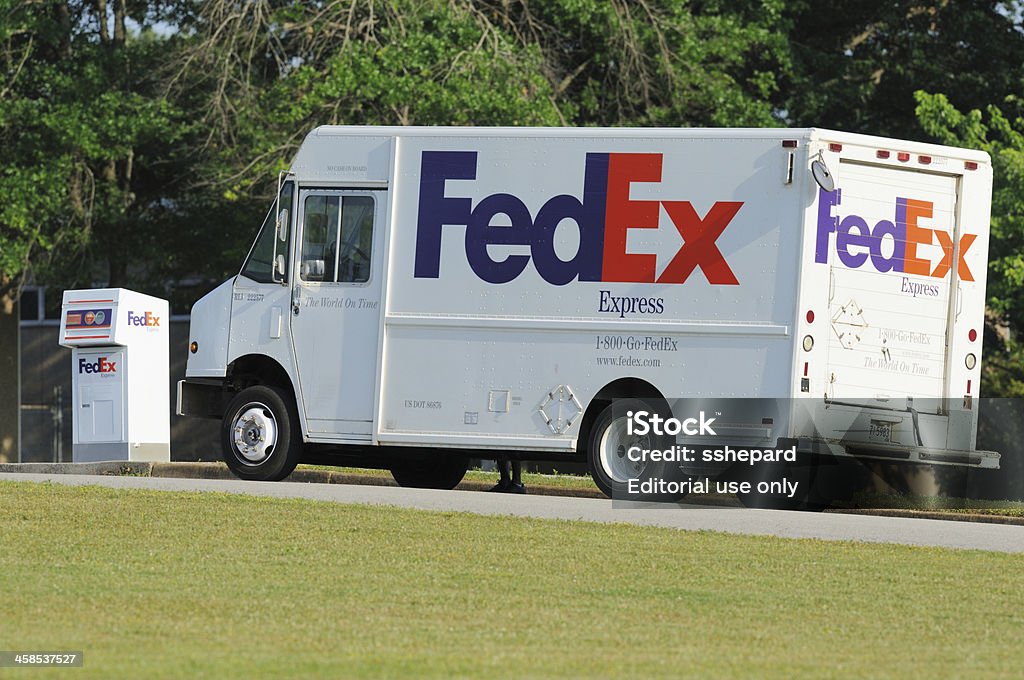 FedEx грузовик и box встреча - Стоковые фото Перевозка роялти-фри