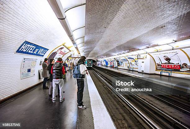 Estación De Metro De Paríshotel De Ville Foto de stock y más banco de imágenes de Ciudades capitales - Ciudades capitales, Cultura francesa, Editorial