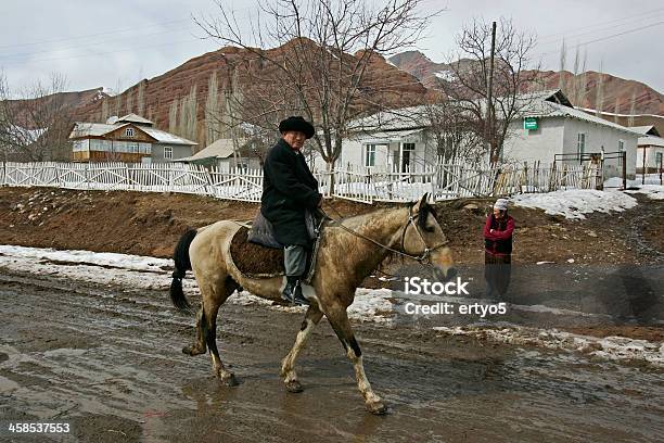 Photo libre de droit de Un Homme Sur Un Cheval banque d'images et plus d'images libres de droit de Animaux domestiques - Animaux domestiques, Arbre, Asie