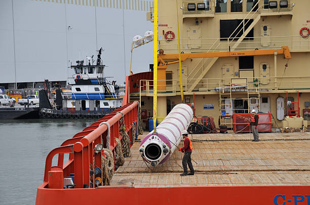 chargement du puits de pétrole contremarche-pipe. - oil rig oil industry sea riser photos et images de collection