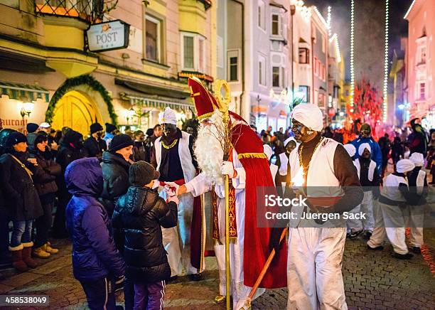 St Nikolaus Die Geschenke Für Kinder Sterzing Vipiteno Stockfoto und mehr Bilder von Drei weise Männer