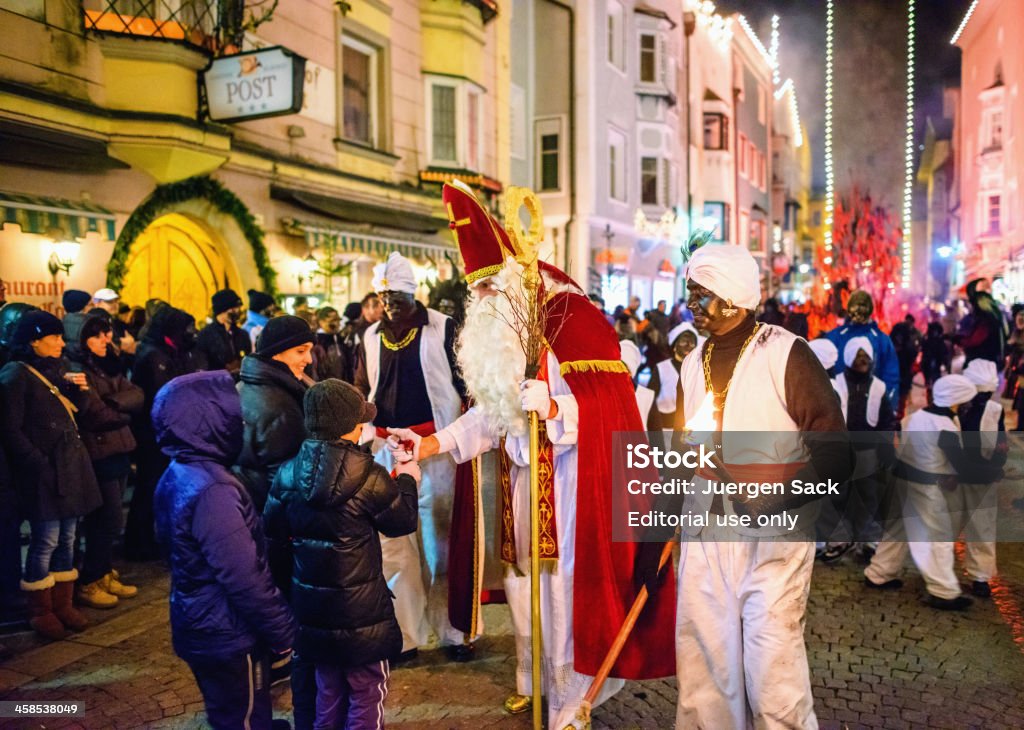 St. Nikolaus dando regalos a los niños Sterzing/Vipiteno - Foto de stock de Los Tres Reyes Magos libre de derechos