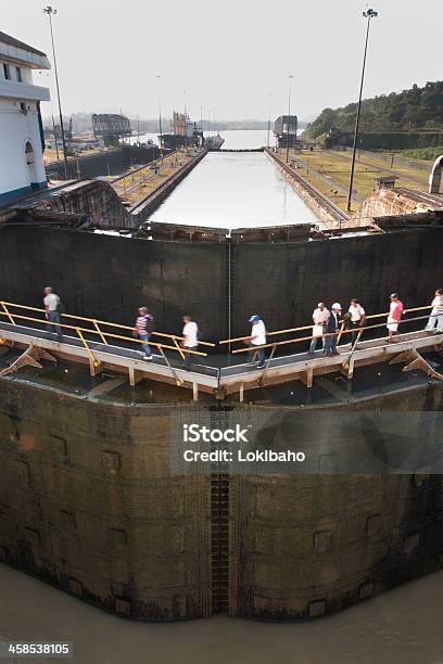 O Canal Do Panamá Em Miraflores Bloqueia Gates - Fotografias de stock e mais imagens de Canal do Panamá - Canal do Panamá, Capacete, Capacete de Obra