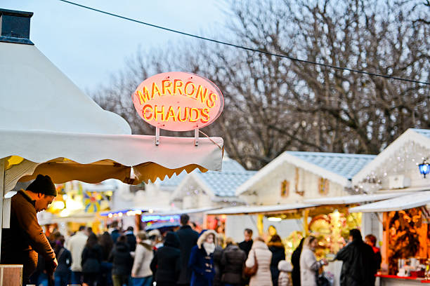 クリスマスマーケットで買い物。パリ 焼き栗 - chestnut market vendor roasted christmas ストックフォトと画像