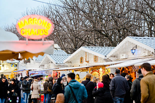 群衆でパリのクリスマスマーケット - chestnut market vendor roasted christmas ストックフォトと画像